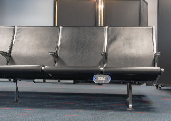 別用機場公共USB插座充電手機！專家警告3大後果：被駭個人資料全外洩？ 