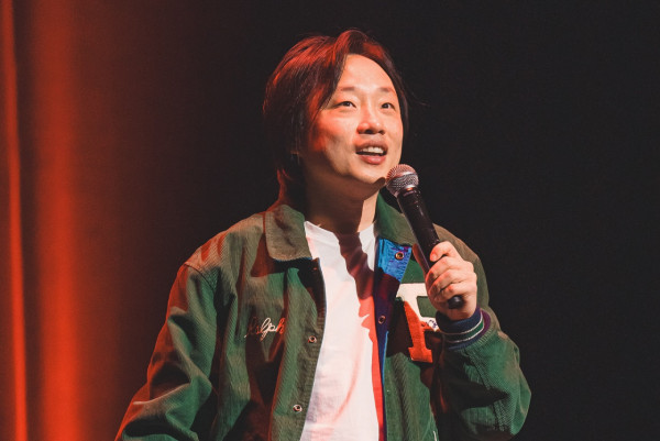 「美國黃子華」歐陽萬成Jimmy O. Yang荷里活奮鬥經歷！棄高薪厚職投身棟篤笑追夢 