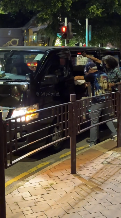 上車時，盧海鵬曾扶著車上扶手，嘗試憑一己之力跨上小型貨車，但仍然不夠力自行上車。圖片來源：小紅書