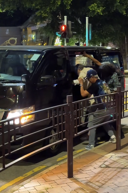 最終盧海鵬需由兩位友人合力托住他的屁股，他才能成功上車。圖片來源：小紅書