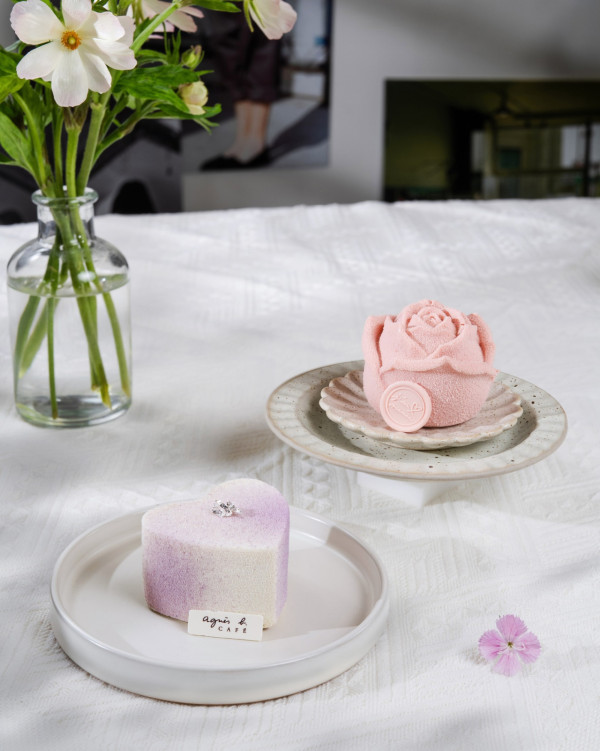 agnès b. CAFÉ  La belle fleur(右)、L'amour (左)迷你蛋糕 $68/件。