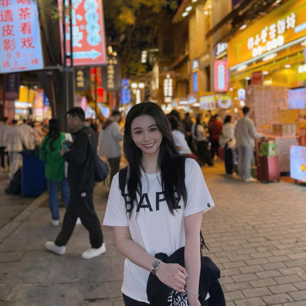 邱淑貞孖兩女兒遊西安顏值超高似三姊妹！沈日Baby fat不再長相更勝家姐沈月！