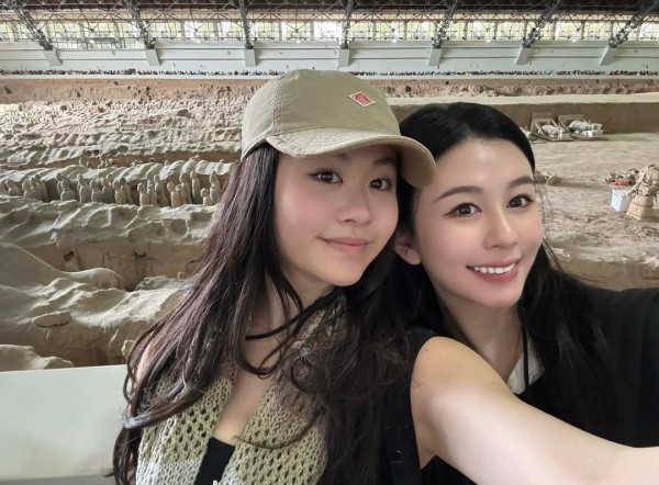 邱淑貞孖兩女兒遊西安顏值超高似三姊妹！沈日Baby fat不再長相更勝家姐沈月！