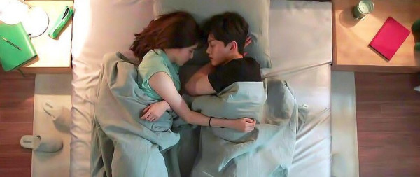 情侶睡姿分析|2. 面對面相擁式(Face-to-Face Embrace)