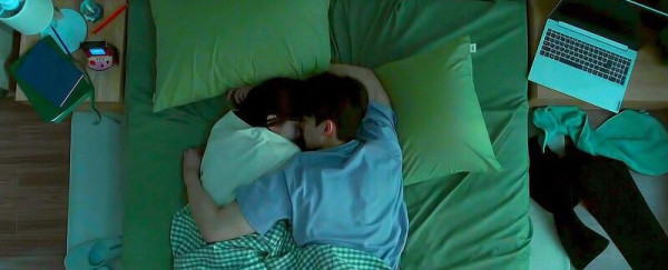 情侶睡姿分析|2. 面對面相擁式(Face-to-Face Embrace)