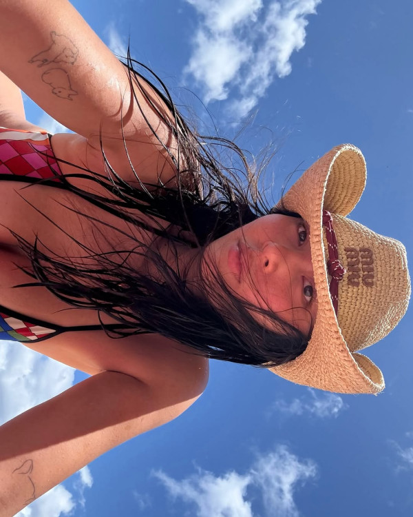 王敏德二女遊夏威夷慶生 兩姊妹齊著三點式曬誘人身材 