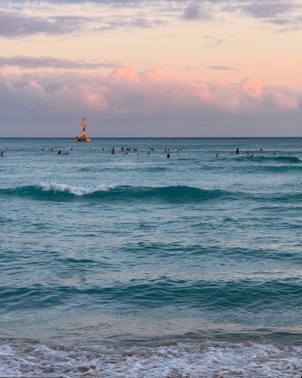 王敏德二女遊夏威夷慶生 兩姊妹齊著三點式曬誘人身材 