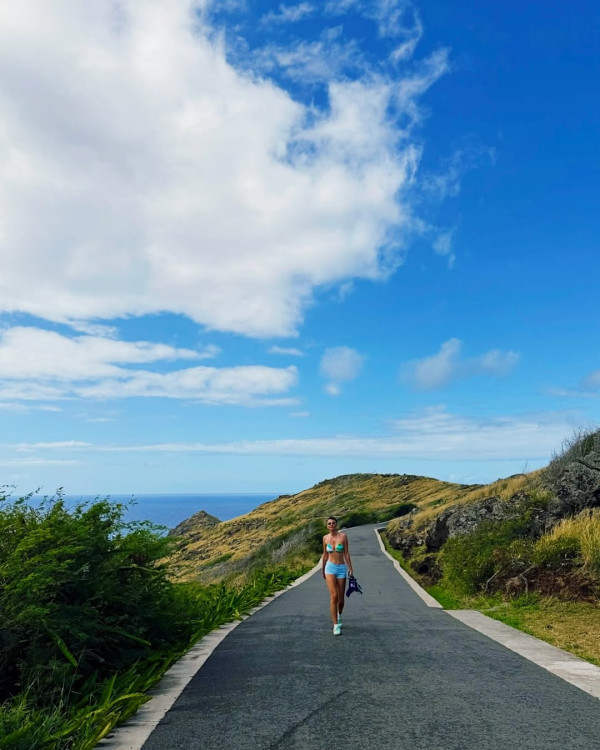 王敏德二女遊夏威夷慶生 兩姊妹齊著三點式曬誘人身材 