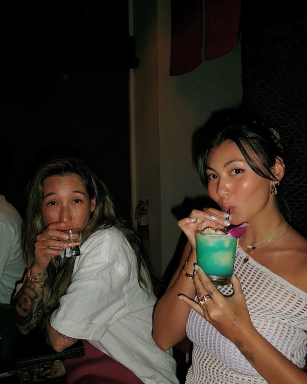 王敏德二女遊夏威夷慶生 兩姊妹齊著三點式曬誘人身材 