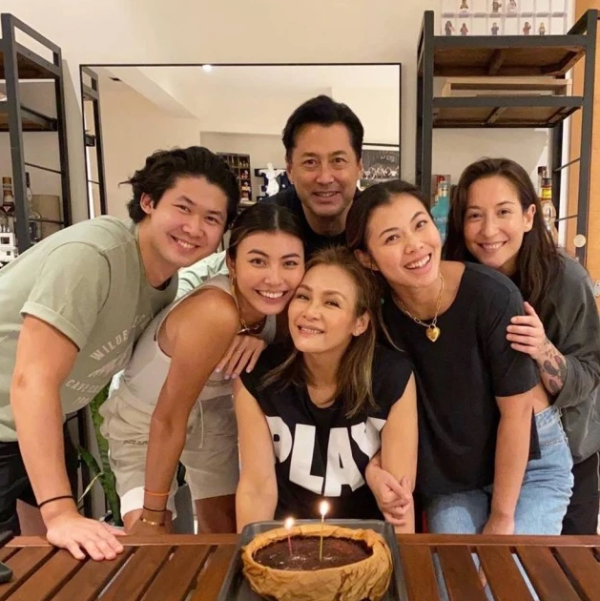 王敏德二女遊夏威夷慶生 兩姊妹齊著三點式曬誘人身材 