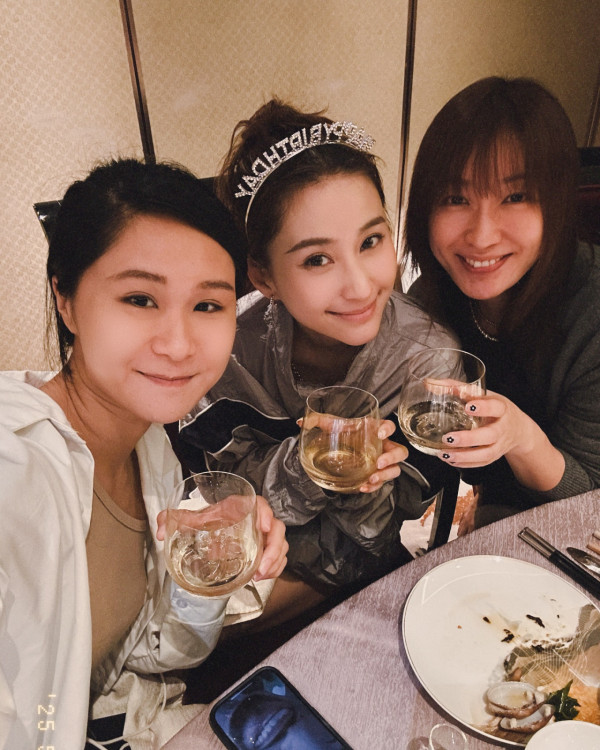 千億名媛34歲生日全家福老公無影 再惹婚變傳聞：你男人消失了？