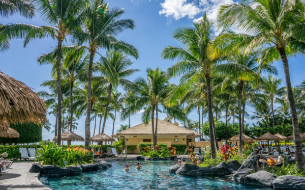 王敏德二女遊夏威夷慶生 兩姊妹齊著三點式曬誘人身材 