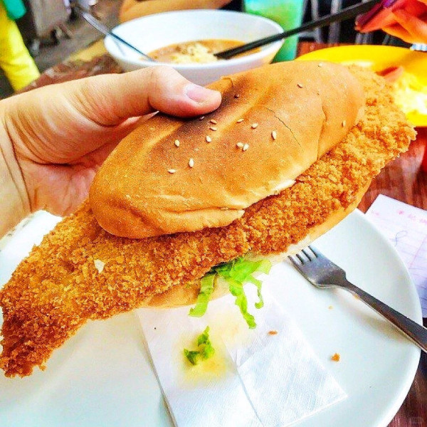 柴灣美食｜必食爆餡雪糕格仔餅 /超巨型魚柳包 / 柴灣海景Cafe / 老字號店  