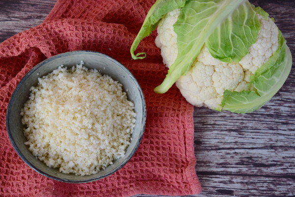 椰菜花飯食譜｜高纖低卡7大好處2類人不宜  附4款椰菜花飯做法食譜