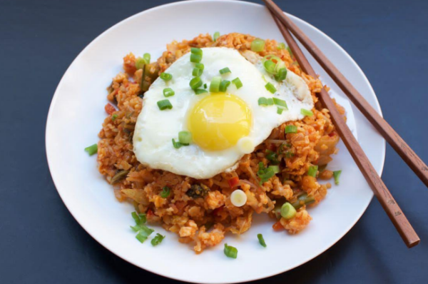 椰菜花飯食譜｜高纖低卡7大好處2類人不宜  附4款椰菜花飯做法食譜