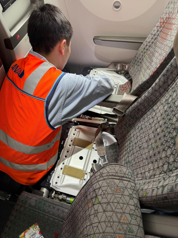 網友呼籲別急在飛機上換sim卡 機務拆開座椅最後只係搵到呢樣… 