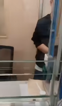 不滿三次突擊家訪無人被收樓！公屋女大鬧房署辦事處 爆粗怒轟職員：傻X咗