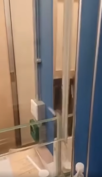 不滿三次突擊家訪無人被收樓！公屋女大鬧房署辦事處 爆粗怒轟職員：傻X咗