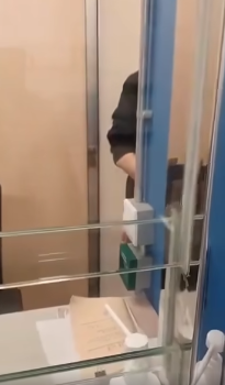 不滿三次突擊家訪無人被收樓！公屋女大鬧房署辦事處 爆粗怒轟職員：傻X咗