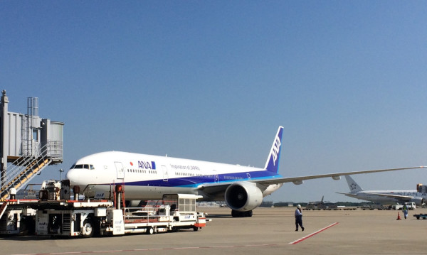 網友呼籲別急在飛機上換sim卡 機務拆開座椅最後只係搵到呢樣… 