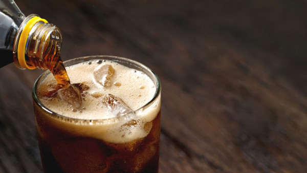 可樂洗腸？救急時可樂3個好處 台醫生揭可樂高碳酸可暢通腸道