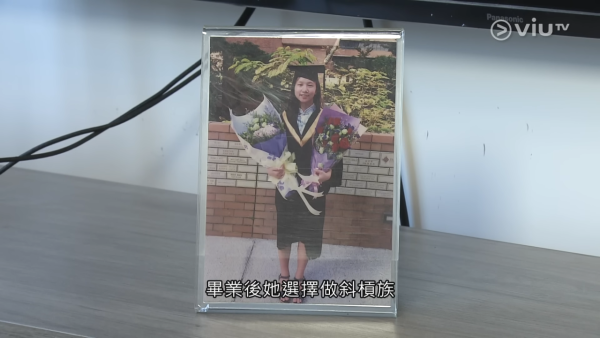節目中，港女報稱大學時讀護理系，畢業後做斜槓族，稱做過護士、籌備活動人員等。