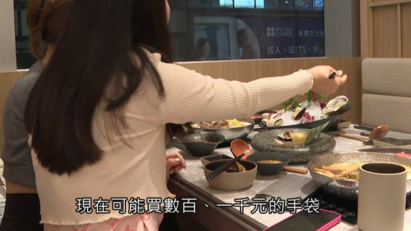 有網民發現港女身上全是名牌服飾，批評她揮霍及離地。