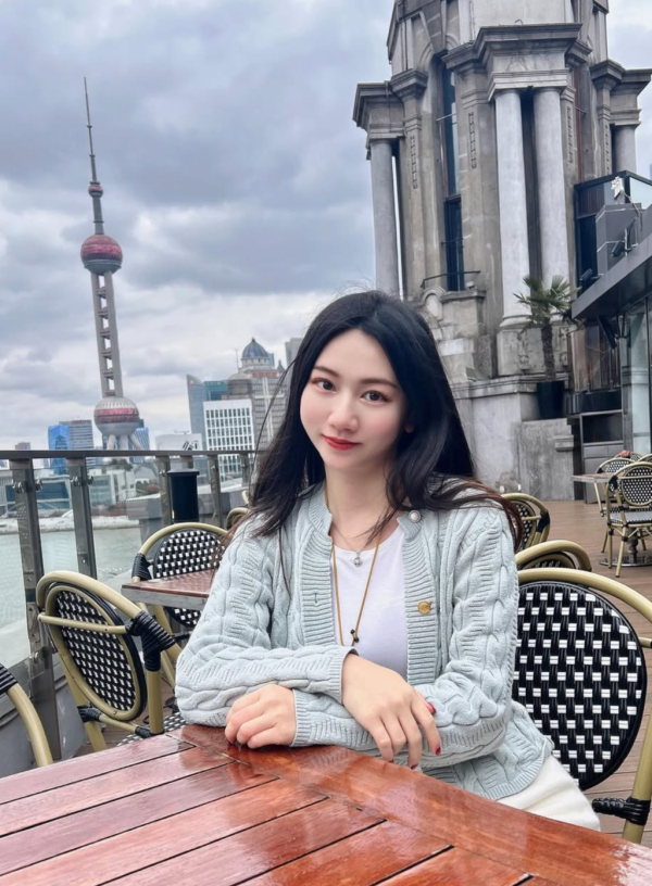 身上全是名牌服飾、貴價手袋。