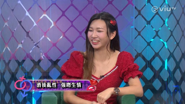 她更承認曾經與客人培養感情，被對方摸胸後，堅持追討10多萬元「摸胸費」及分手費。