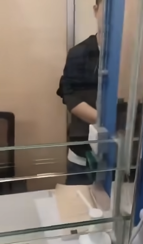 不滿被收樓？公屋女疑不滿被收樓，爆粗大鬧房署職員。圖片來源：FB@香港人