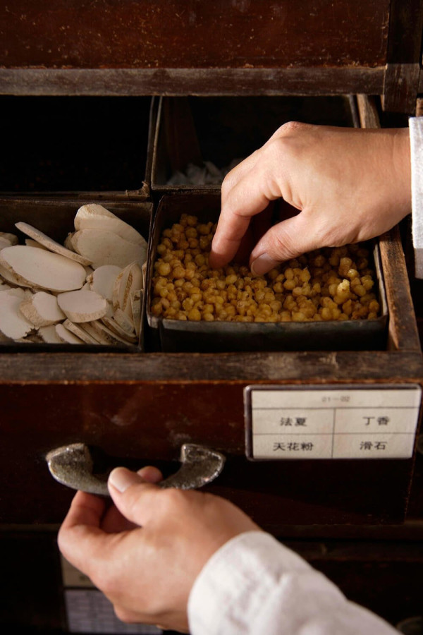 香港中醫起薪點只有2.6萬？圖片來源：Unsplash