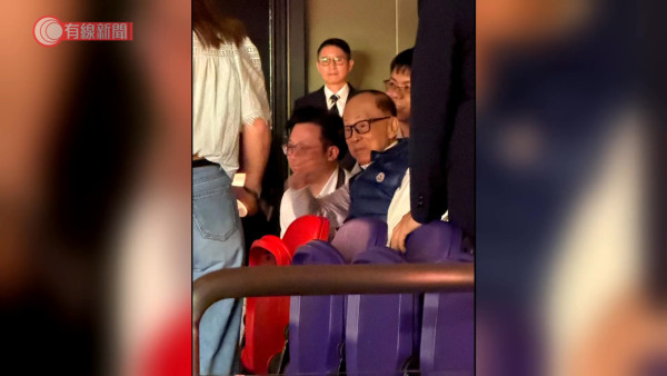 李嘉誠坐電動代步車現身五月天演唱會 對港口交易保持緘默 周凱旋婉拒提問