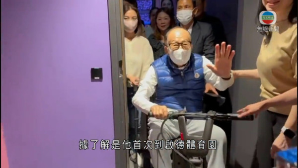 李嘉誠坐電動代步車現身五月天演唱會 對港口交易保持緘默 周凱旋婉拒提問