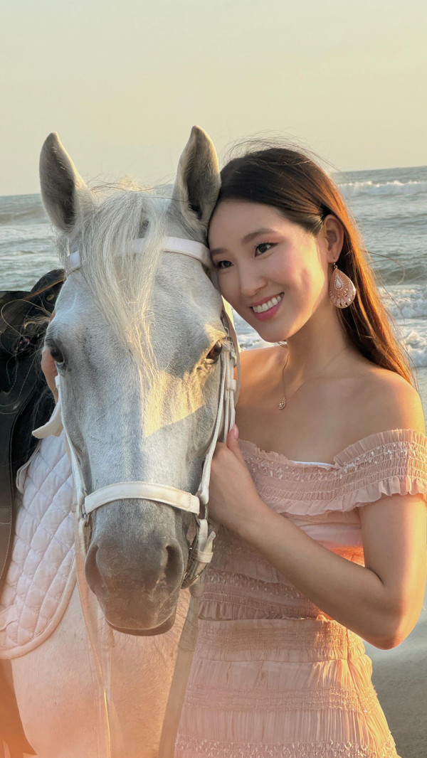 前TVB女藝人離巢後突然宣布訂婚喜訊！男友山頂浪漫求婚照曝光