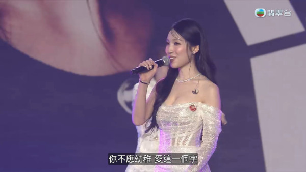 中年好聲音3決賽｜海兒透視貼身低胸晚裝極震撼 性感獻唱晒「魔王級」事業線
