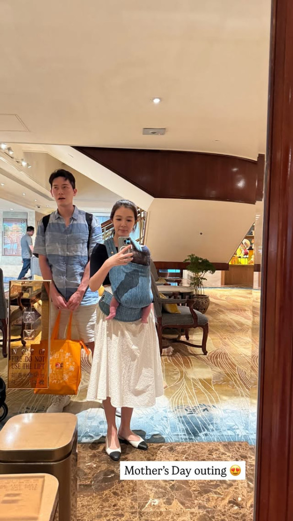 麥明詩榮升媽媽過首個母親節收花餵奶 公開一家五口全家福曝光BB側面容貌