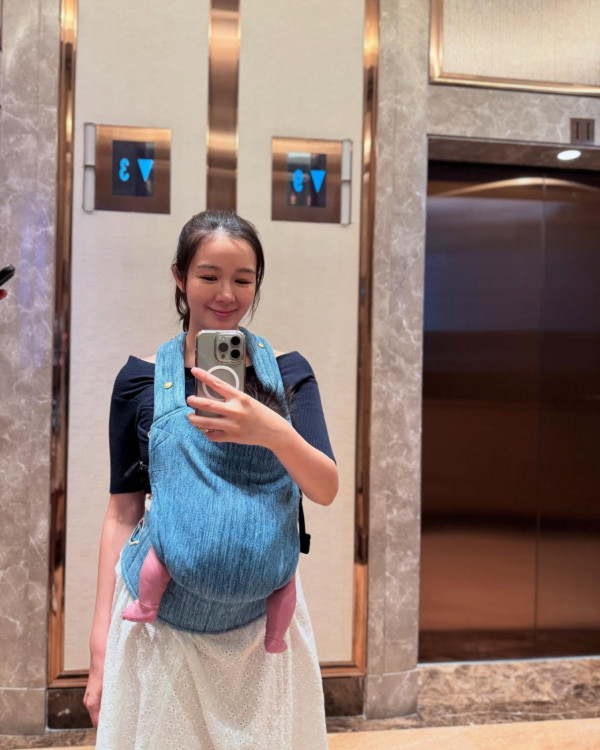 麥明詩榮升媽媽過首個母親節收花餵奶 公開一家五口全家福曝光BB側面容貌