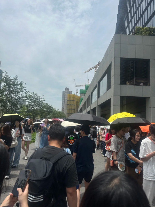 啟德AIRSIDE凌晨通宵排長龍 內地客3點已到場搶購人氣八達通？