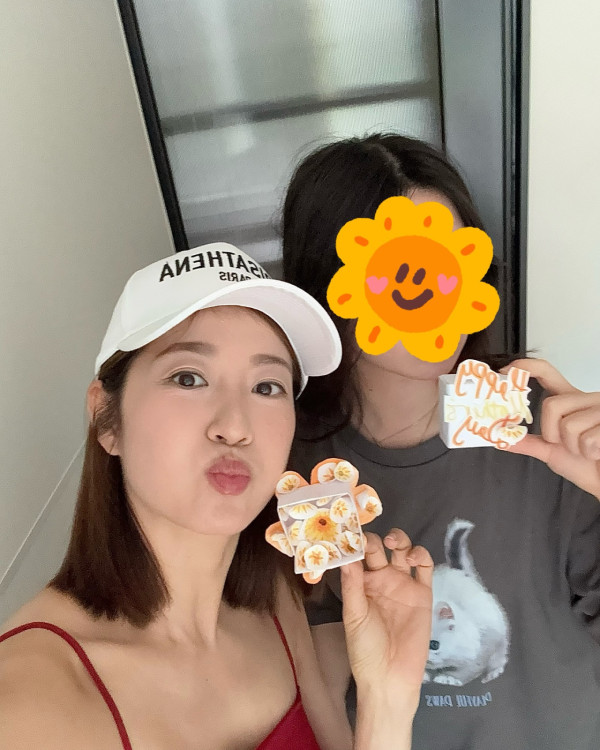 陳自瑤母親節晒窩心禮物！王浩信低調「有表示」13歲囡囡激罕出鏡亭亭玉立
