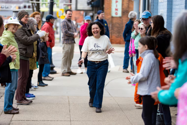 美國小鎮書店搬遷 居民合力組人鏈傳遞9100本書盡見鄰舍窩心