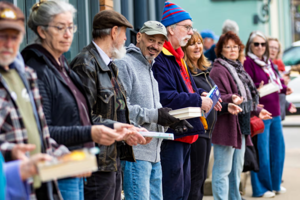美國小鎮書店搬遷 居民合力組人鏈傳遞9100本書盡見鄰舍窩心