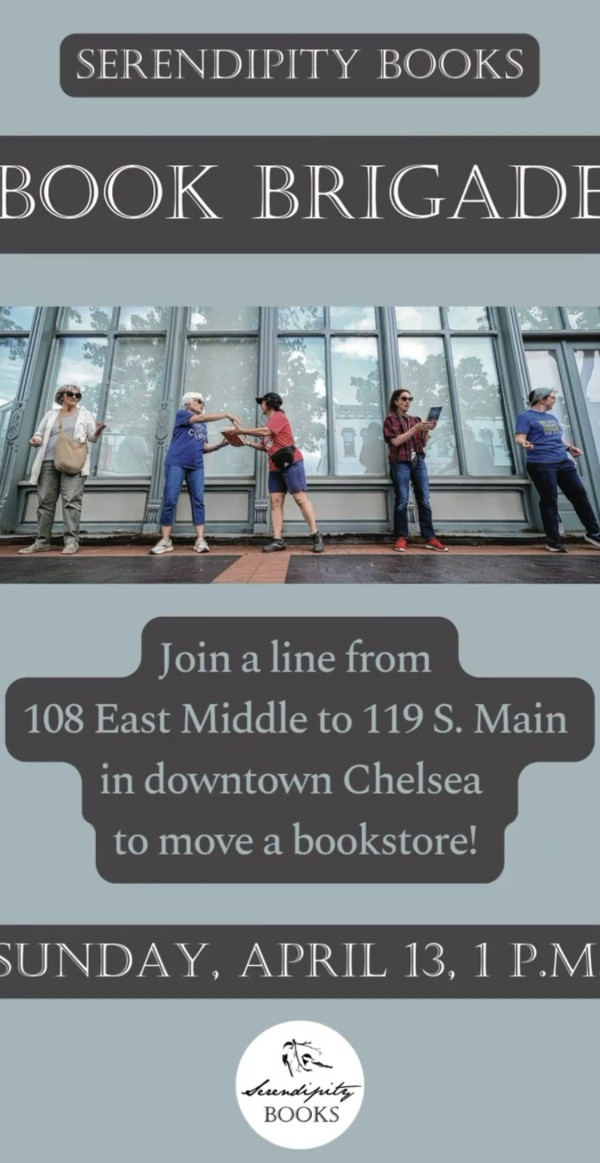 美國小鎮書店搬遷 居民合力組人鏈傳遞9100本書盡見鄰舍窩心