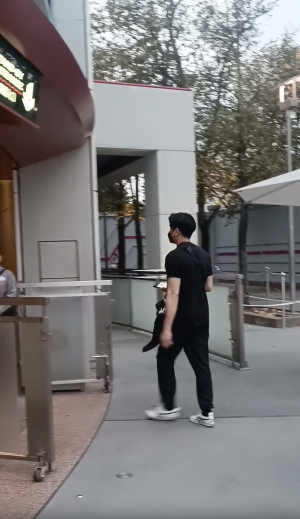 伍允龍孖短裙女遊迪士尼疑有新戀情？單身多年曾直言恨拍拖+公開擇偶1個條件