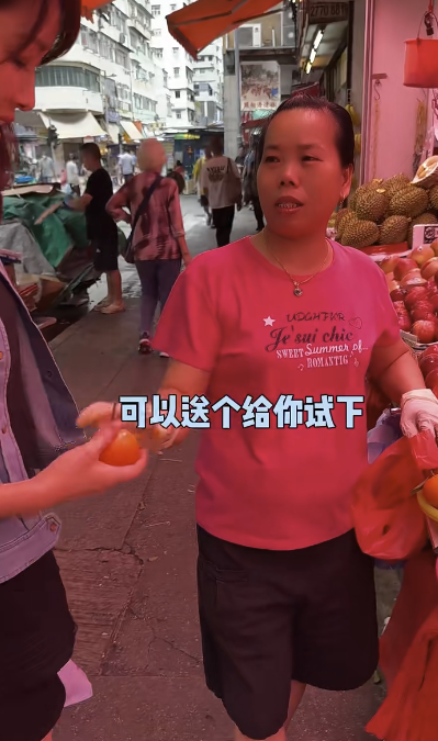 過程中，水果檔主還免費送向海嵐水果。