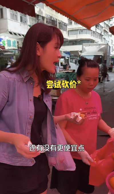 向海嵐買更一度與水果檔主講價。