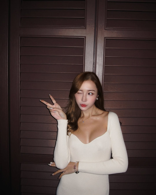 TVB「御用邪花」梁允瑜性感遊峇里島 比堅尼上陣邪惡角度曬導彈級上圍 