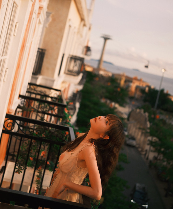 前女團隊長旅行曬泳照派福利 獲讚「禾稈冚珍珠」!迷人馬甲線極吸睛