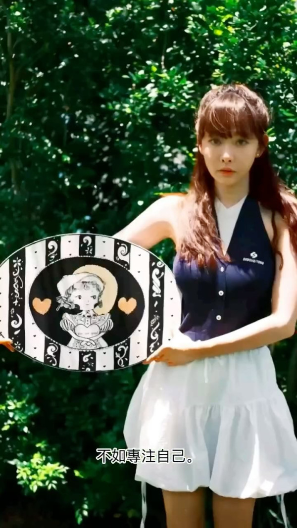 前女團隊長旅行曬泳照派福利 獲讚「禾稈冚珍珠」!迷人馬甲線極吸睛