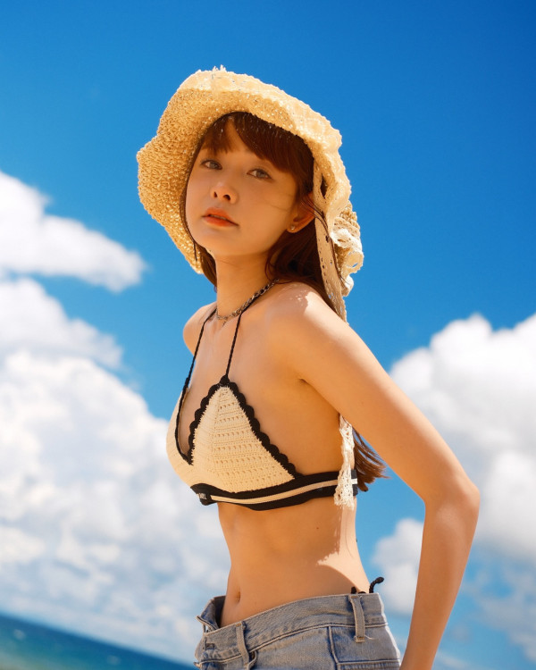 前女團隊長旅行曬泳照派福利 獲讚「禾稈冚珍珠」!迷人馬甲線極吸睛