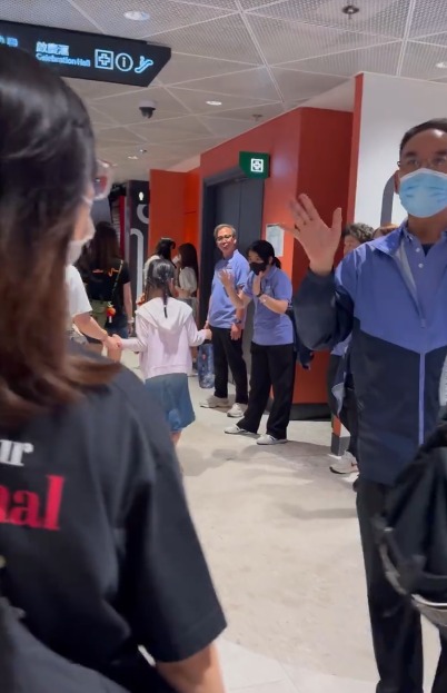 啟德演唱會散場「拜拜員」獲讚有人情味！熱情歡送如置身迪士尼